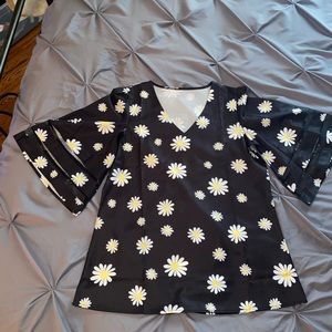 Super cute tunic with wide 3/4 length arms